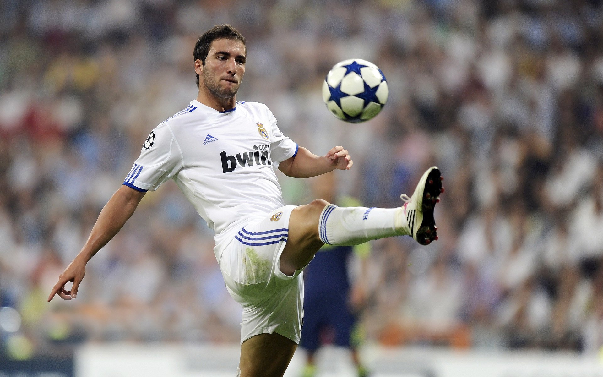 爱游戏体育平台-詹姆斯在关键时刻连续命中中投，詹姆斯关键时刻刷2分